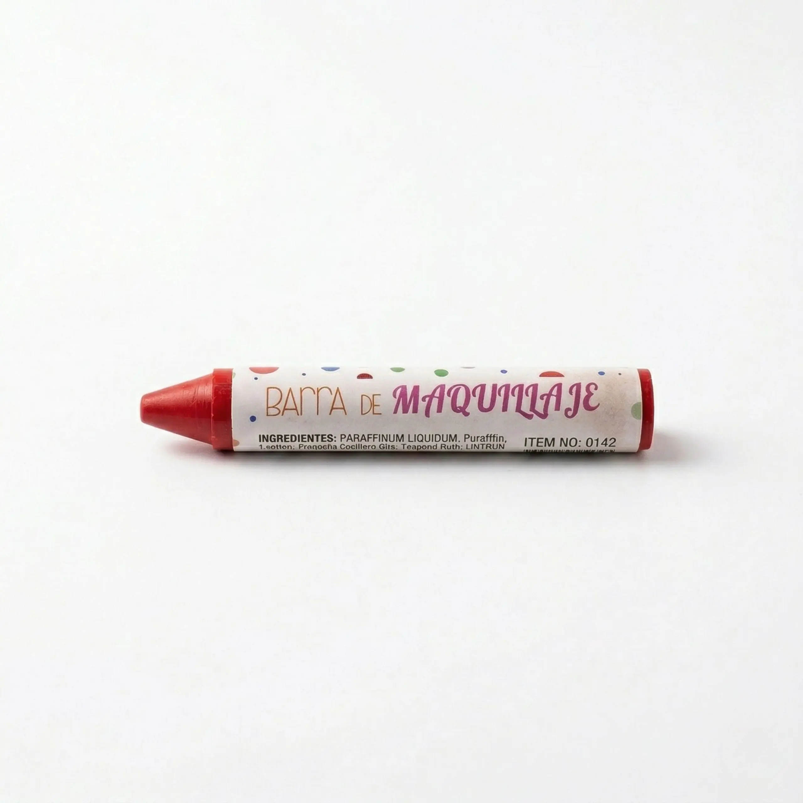 Barra de maquillaje multiusos tipo crayón color rojo intenso con fórmula libre de parabenos y acabado mate.