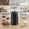 Especificaciones Técnicas Molinillo Multifunción Infografía en español que muestra las piezas del molinillo: cuchillas de acero inoxidable, tapa transparente, base antideslizante y usos para harinas.