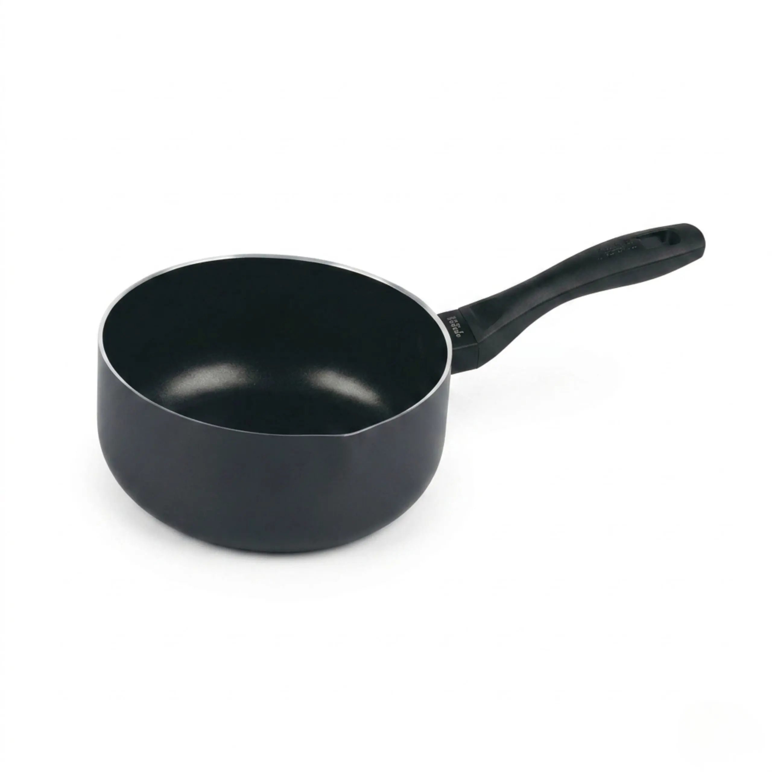 Vista lateral de un cazo de aluminio negro de 18cm con mango ergonómico resistente y diseño ligero para cocina profesional.