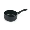 Vista lateral de un cazo de aluminio negro de 18cm con mango ergonómico resistente y diseño ligero para cocina profesional.