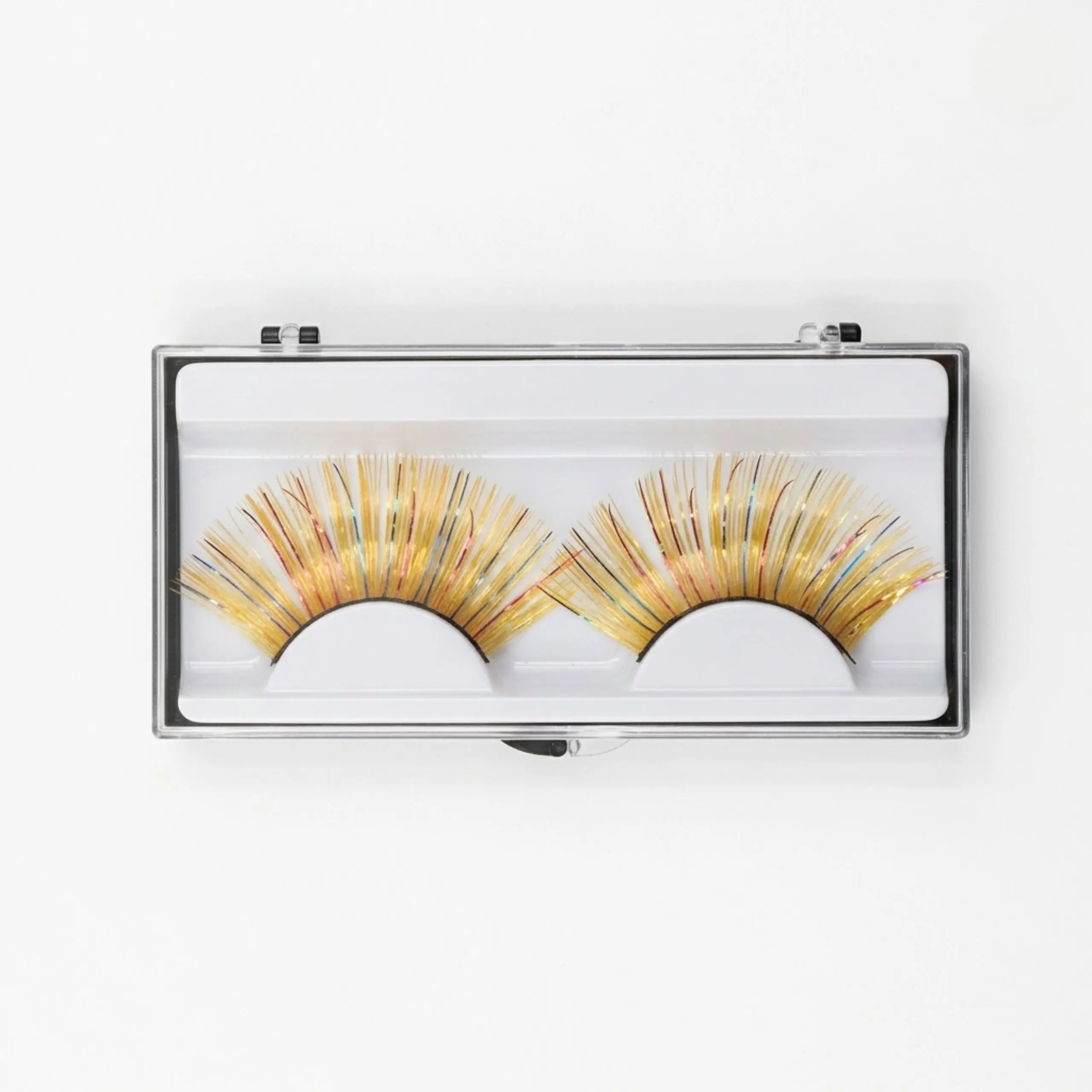 Caja de pestañas postizas de oropel dorado con brillo multicolor en estuche transparente protector para almacenamiento.