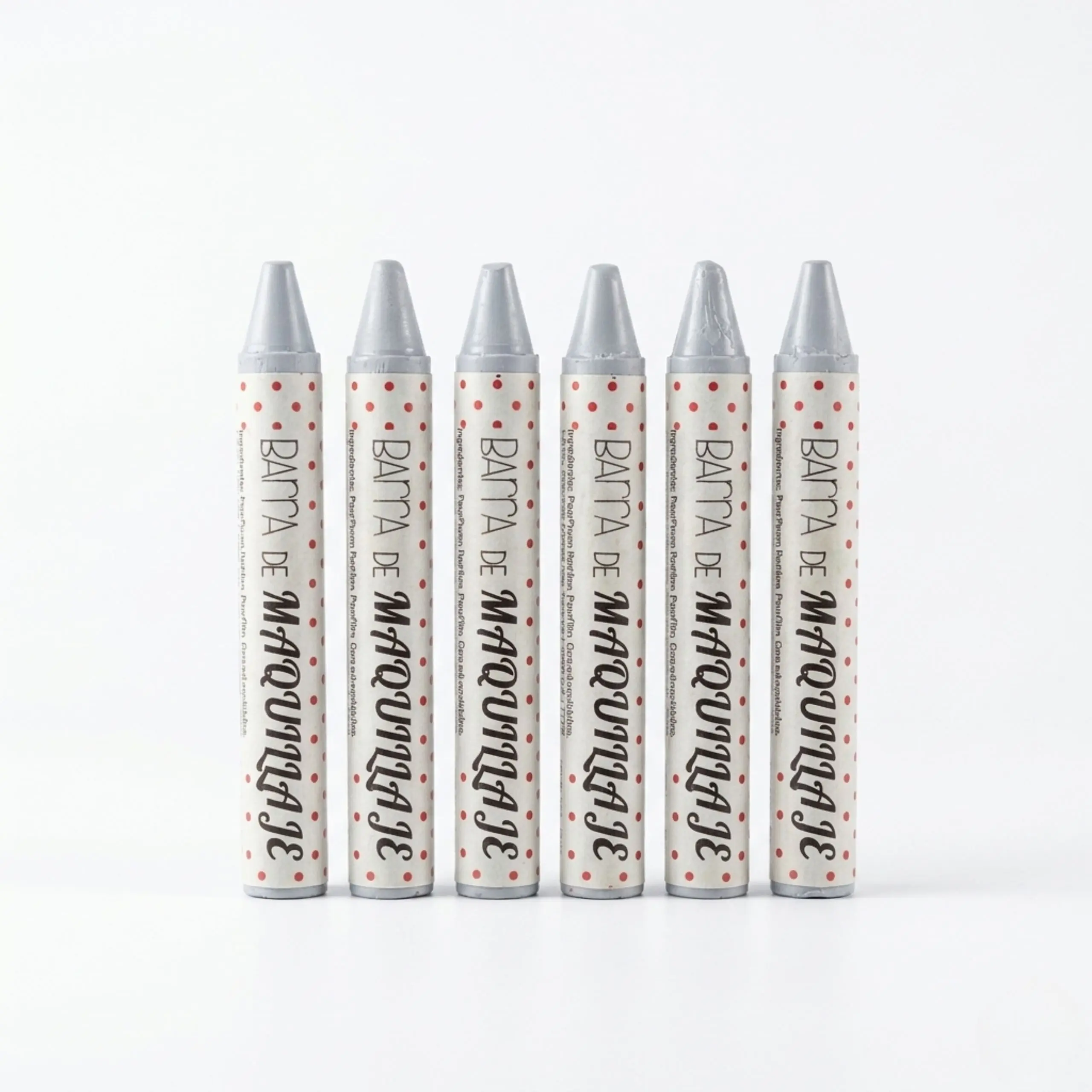 Set de seis barras de maquillaje tipo crayón en tono gris neutro para delineado de ojos y labios de larga duración.