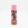 Una lata de spray de color para el cabello "La Fiesta" en tono rosa, con tapa rosa y una ilustración de una modelo con cabello multicolor sobre un fondo blanco limpio.