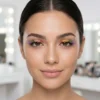 Look de Maquillaje con Pestañas Multicolor Primer plano de una mujer luciendo pestañas postizas arcoíris para un look de maquillaje de fantasía y festivales.