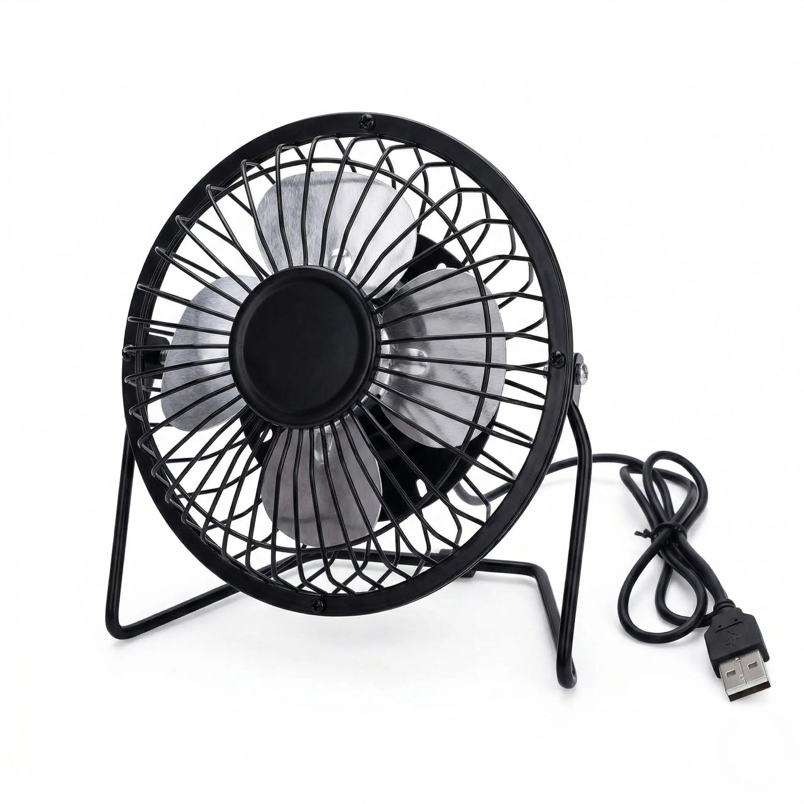 Ventilador de mesa USB pequeño fabricado en metal negro con aspas plateadas y conexión universal.