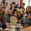 Grupo de jóvenes aplicando spray de color oro en el cabello durante una fiesta para un look de carnaval brillante.
