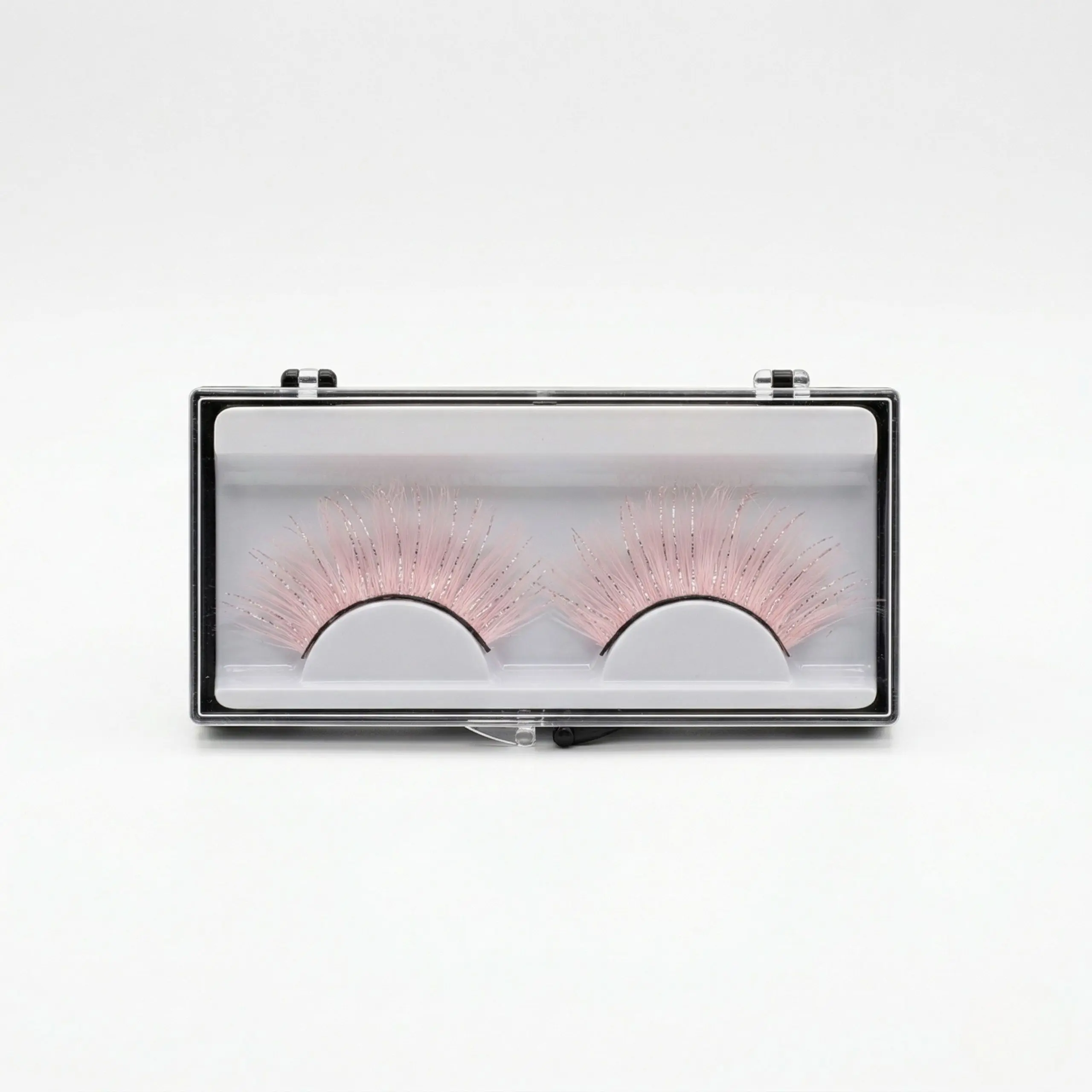 Par de pestañas postizas de fibra de seda color rosa en su estuche transparente protector con base blanca.
