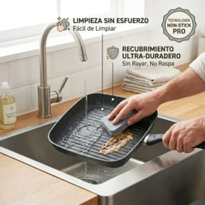 Persona limpiando una sartén grill de 27 cm con tecnología Non-Stick Pro bajo el agua, resaltando su recubrimiento ultra-duradero efecto piedra.