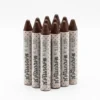 Set de 12 barras de maquillaje multiusos color marrón con punta cónica para labios y ojos sobre fondo blanco.