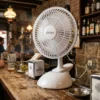 Ventilador DVtec con base circular colocado sobre una barra de bar de madera, demostrando su estabilidad y diseño compacto para hostelería.
