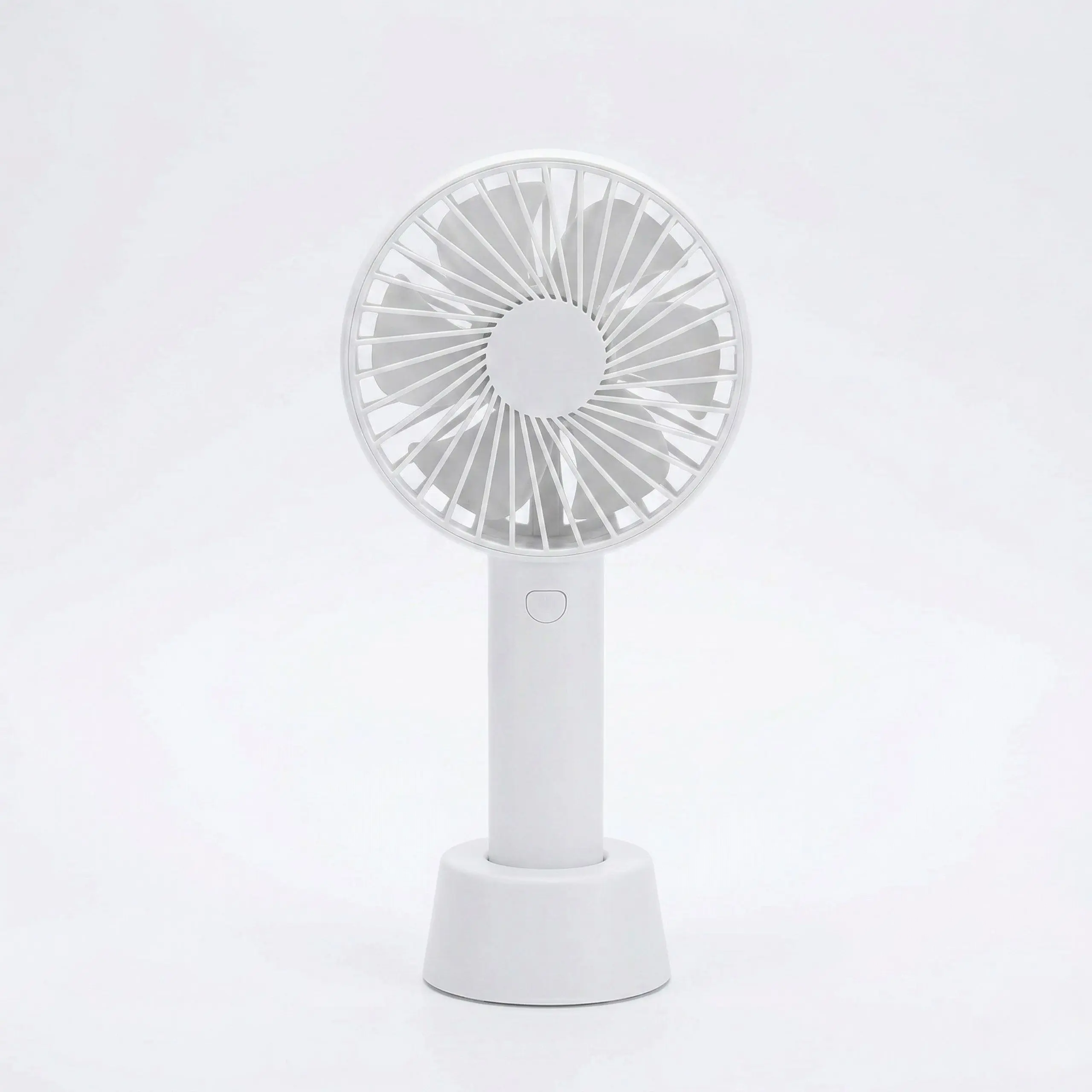 Grupo de jóvenes usando el ventilador de mano portátil recargable en una calle turística para refrescarse durante el verano.