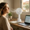 Ventilador portátil recargable color blanco con puerto USB-C y base de apoyo, diseño compacto y ligero de alta eficiencia.