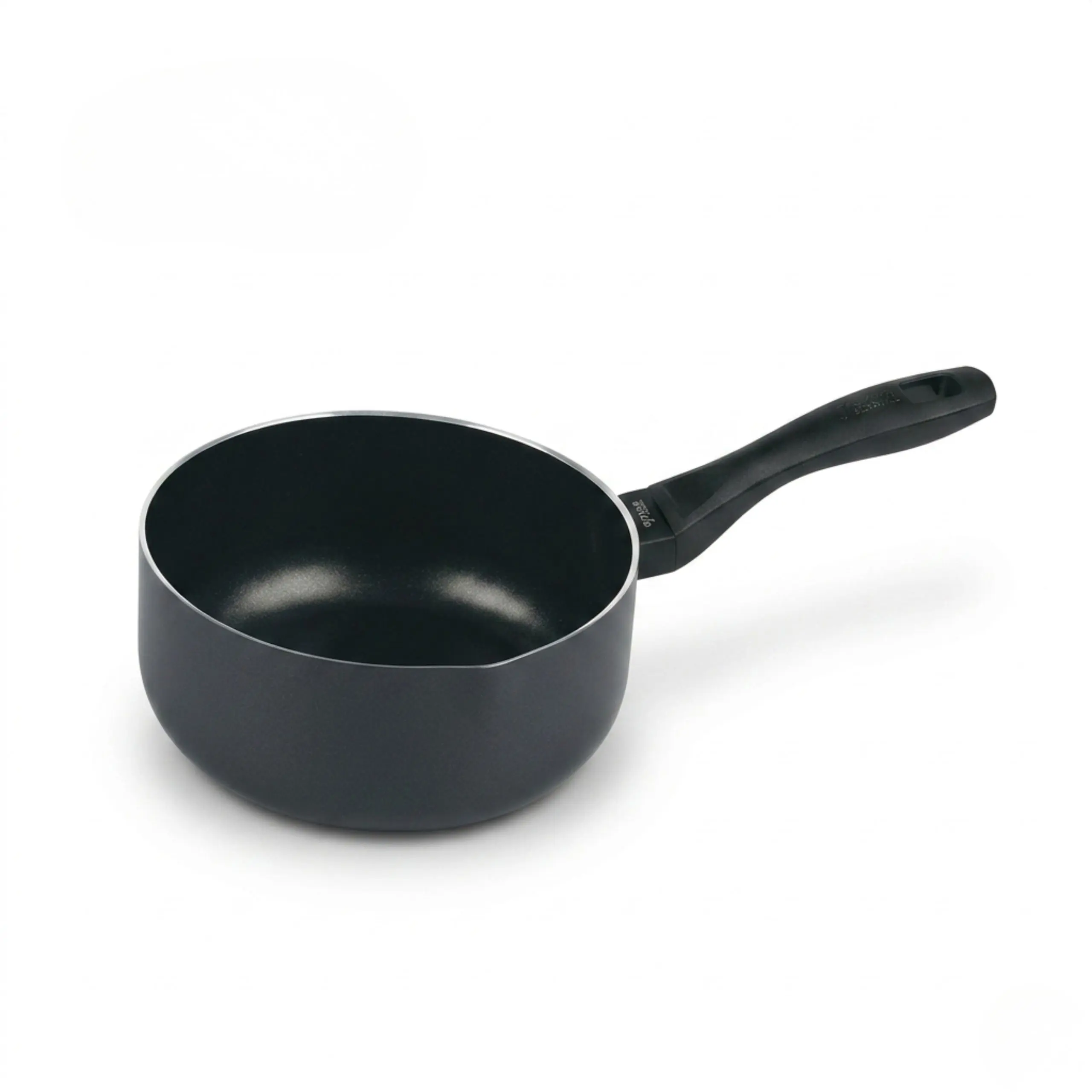 Cazo antiadherente libre de PFOA Vista lateral de un cazo de cocina de aluminio antiadherente negro con borde vertedor y mango de baquelita negro aislado sobre fondo blanco, ideal para ficha de producto de tienda online.