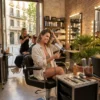 Mujer secándose el cabello con un secador profesional Posta 2200W en un salón de peluquería para un acabado brillante y duradero.